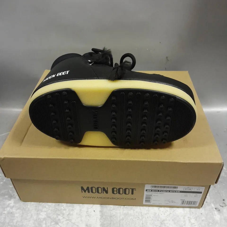 BOXED PAIR OF MOON BOOT EVX NYLON PUMPS IN BLACK SIZE UK 4/5