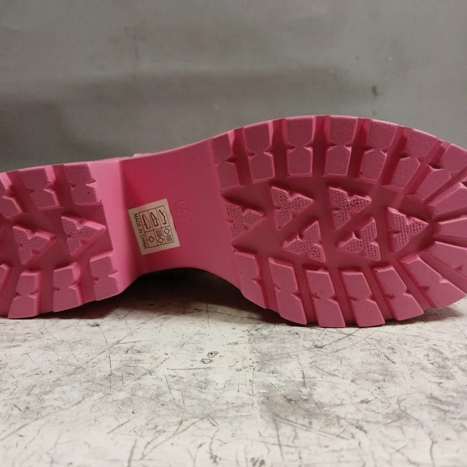 BOXED PAIR OF KOI PASTEL SUPERNOVA CHUNKY WESTERN BOOTS IN PINK SIZE UK 7