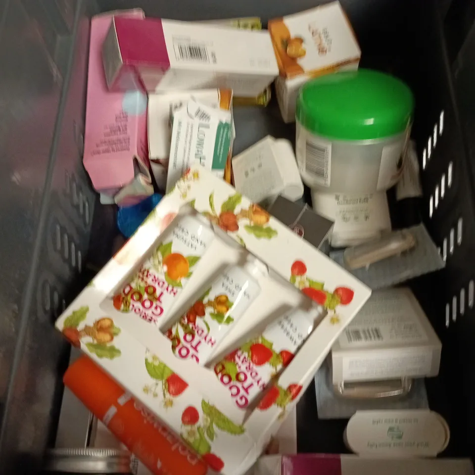 APPROXIMATEY 20 ASSORTED HEALTH AND BEAUTY PRODUCTS TO INCLUDE - GRUUM MOISTURISING DRY OIL - CARLA SECRET CONCEALER PALLETTE AND HERBAL MOISTURISER