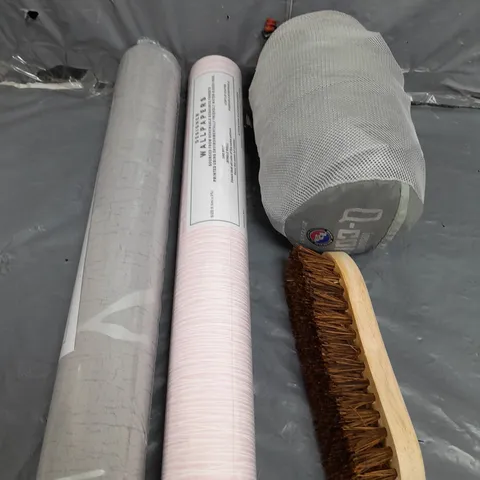 APROXIMATELY 15 ASSORTED HOUSEHOLD ITEMS TO INCLUDE WALLPAPER , CAMPING EQUIPMENT , BRUSHES  , ETC 