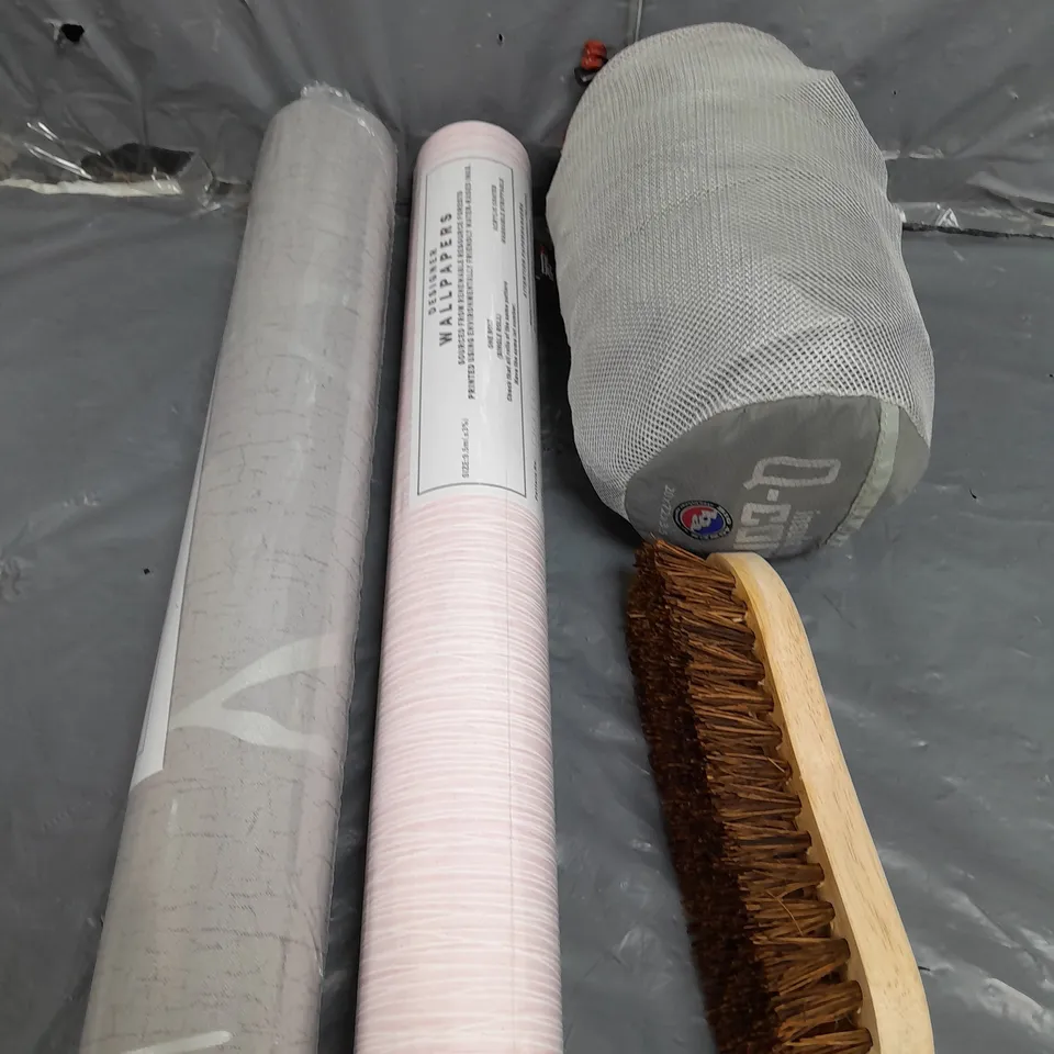 APROXIMATELY 15 ASSORTED HOUSEHOLD ITEMS TO INCLUDE WALLPAPER , CAMPING EQUIPMENT , BRUSHES  , ETC 