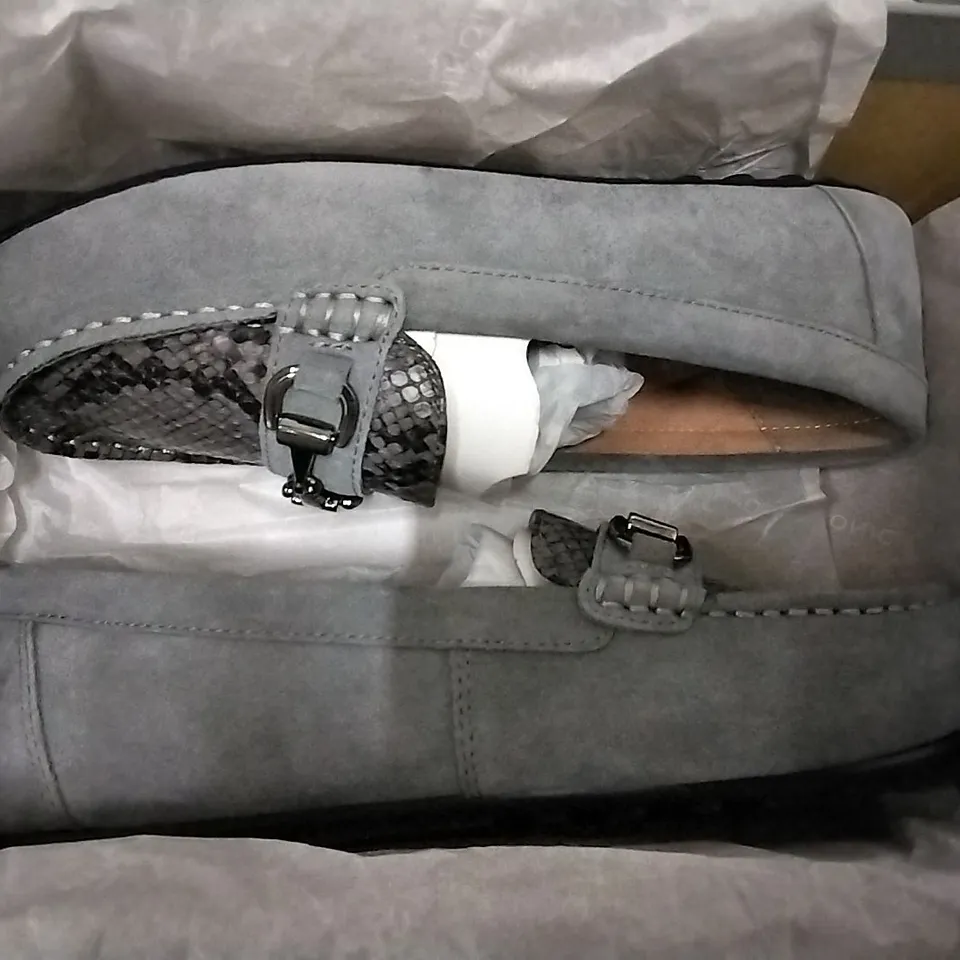 3 SHOE BOXES OF VIONIC SHOES INCLUDING WHITE JOJO OMBRE TRAINERS SIZE 5.5, 2 × HONOR DAYNA GREY LOAFERS SIZE 6