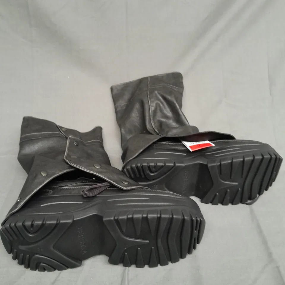 UNBOXED PAIR OF BERSHKA BOOTS WITH DETACHABLE SLEEVES - BLACK SIZE UK 6 