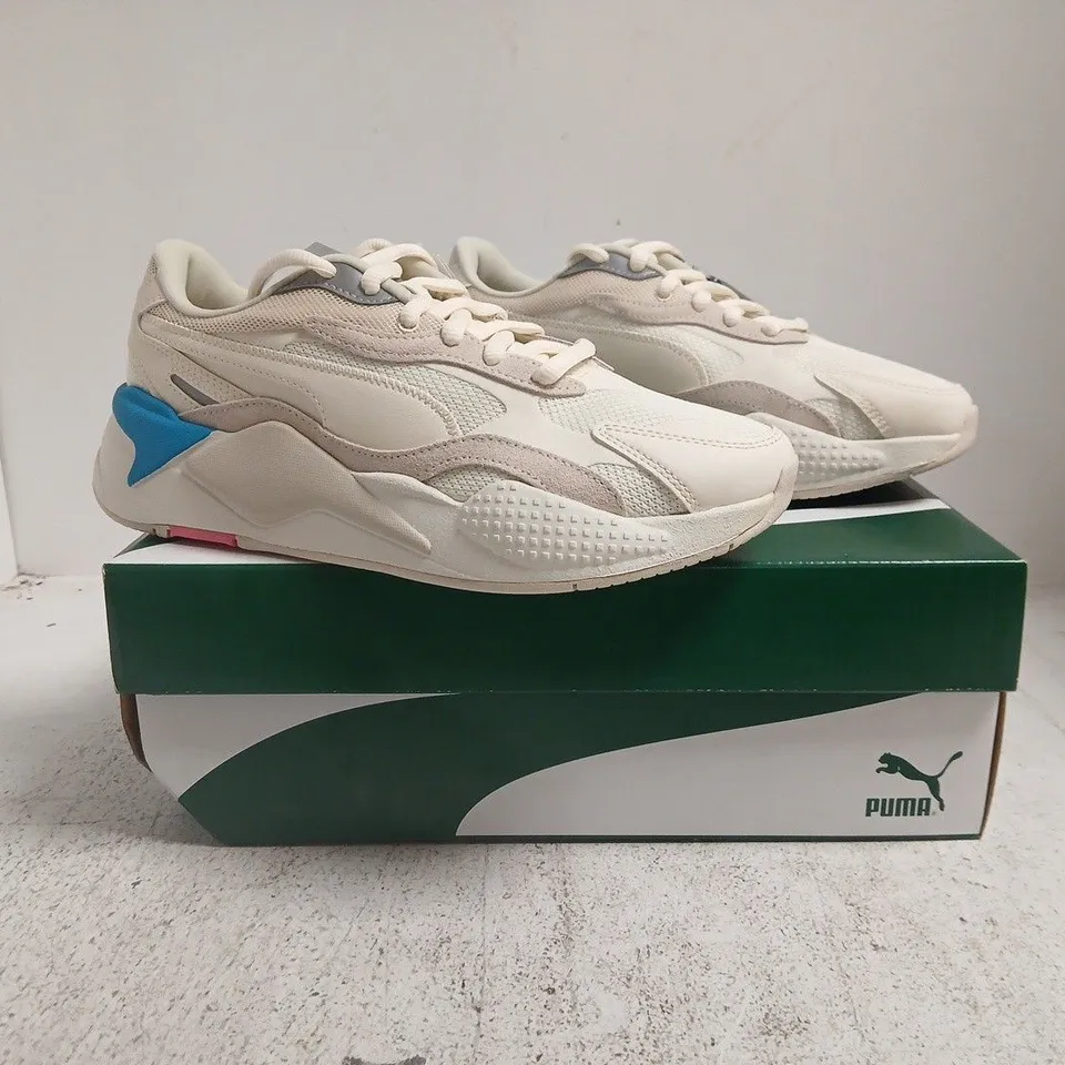 BOXED PAIR OF PUMA RS-X PUZZLE TRAINERS IN OFF WHITE/BLUE SIZE UK 7