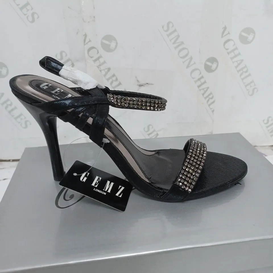 BOX OF APPROXIMATELY 10 ASSORTED SHOES TO INCLUDE FLAT SHOES, HEELS, LOW HEELS ETC