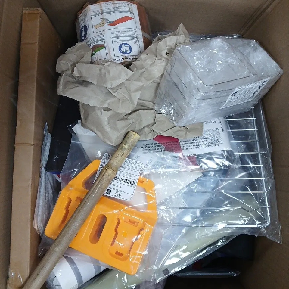 APPROXIMATELY 15 ASSORTED HOUSEHOLD PRODUCTS TO INCLUDE SERVING CUPS, PADLOCK, HOME DECOR ETC 