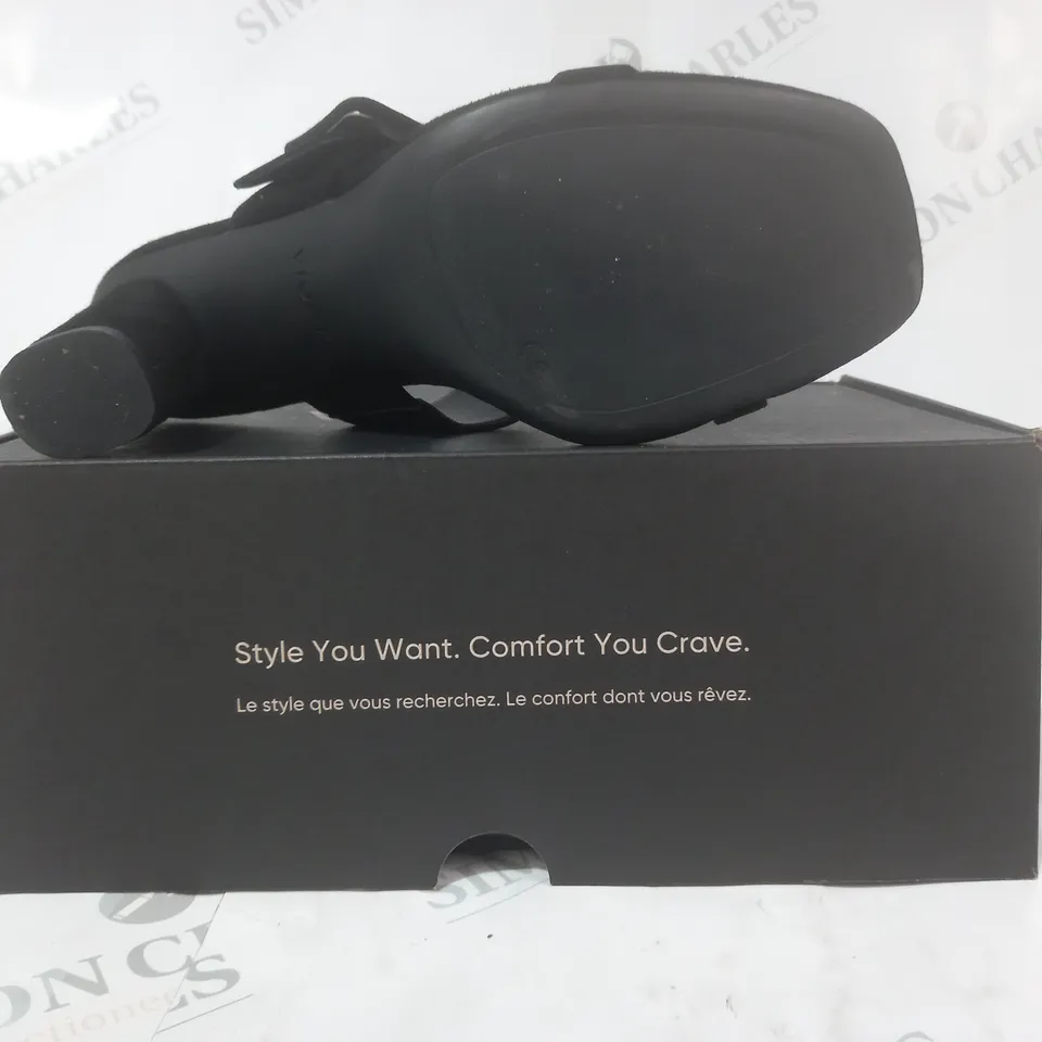 BOXED PAIR OF VIONIC OPEN TOE BLOCK HEEL SANDALS IN BLACK SIZE 7