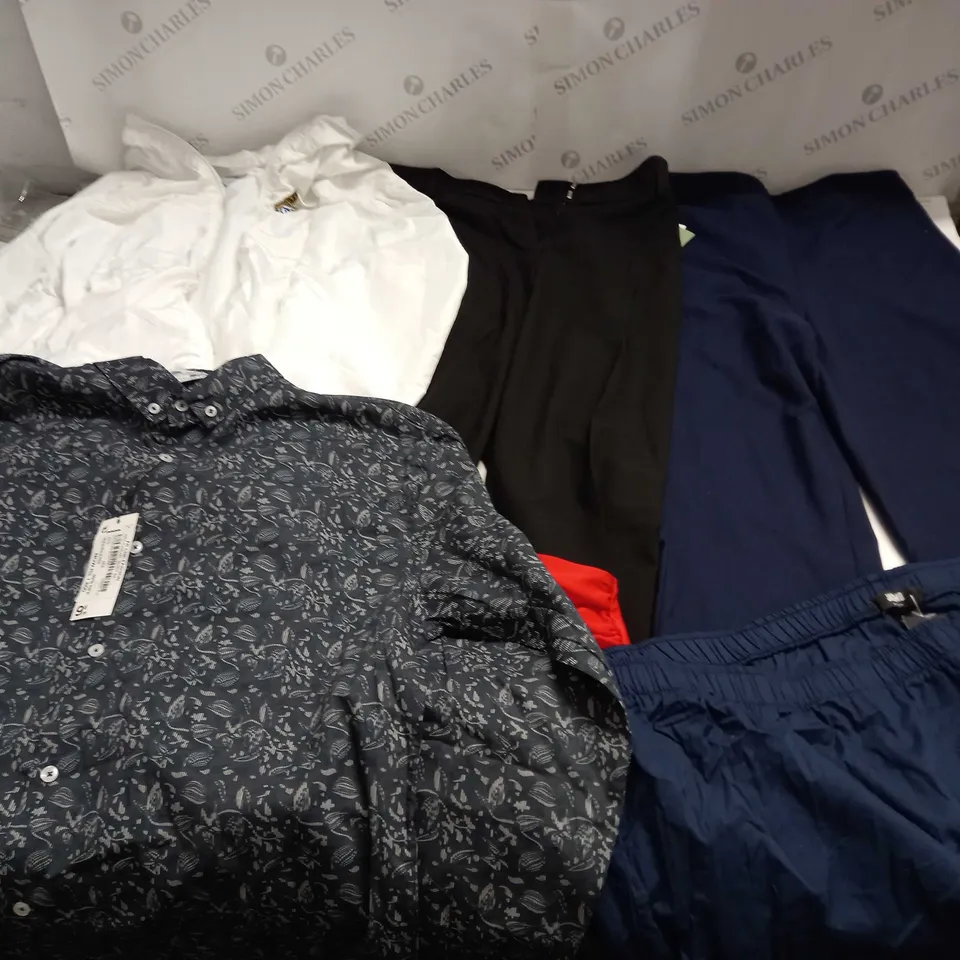 LARGE QUANTITY OF CLOTHING ITEMS TO INCLUDE DRESSES, SWEATERS, JEANS, T-SHIRTS, ETC