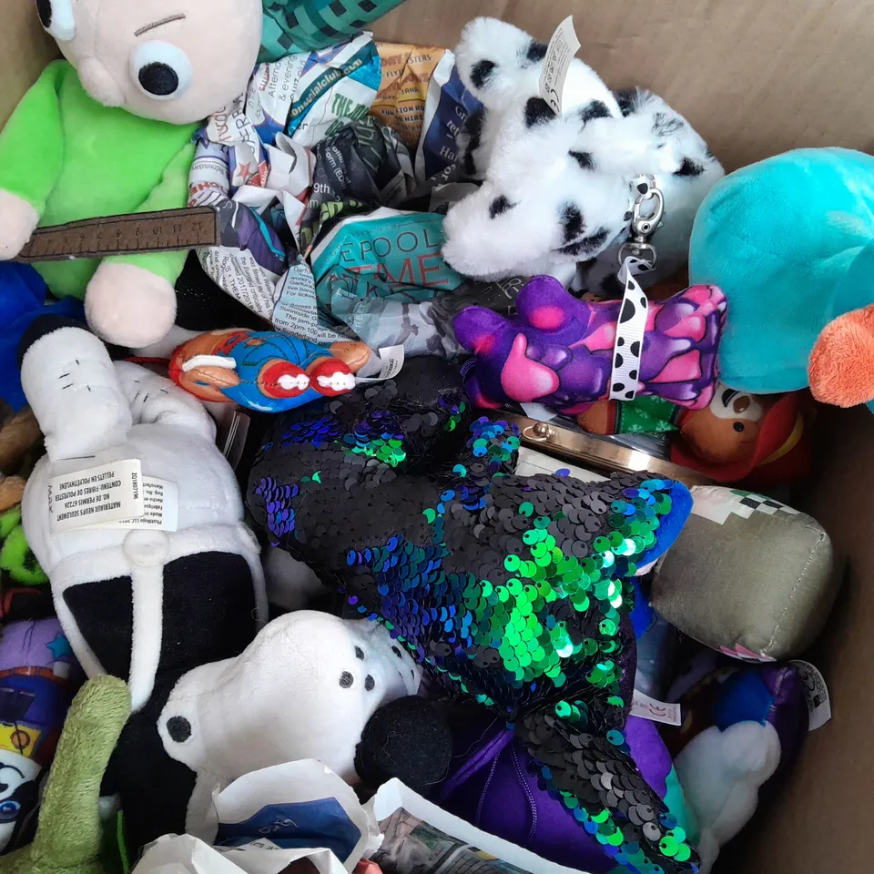 CAGE OF APPROXIMATELY 20 ASSORTED HOUSEHOLD ITEMS TO INCLUDE PLUSH TOYS, CD'S, AND HIGH CHAIRS, ETC - COLLECTION ONLY