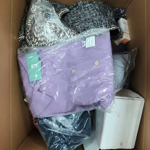 APPROXIMATELY 20 ASSORTED WOMENS CLOTHING ITEMS IN VARIOUS SIZES & STYLES