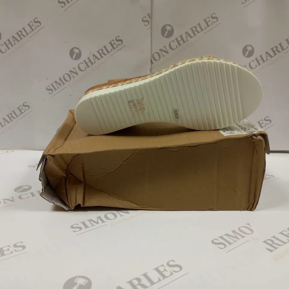 BOXED PAIR OF UNBRANDED WEDGE SANDALS UK SIZE 5,5 