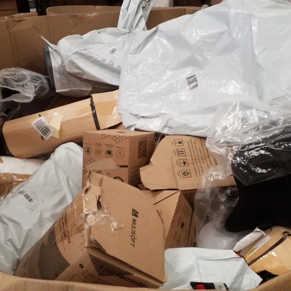 PALLET CONTAINING ASSORTED PILLOWS & CUSHIONS