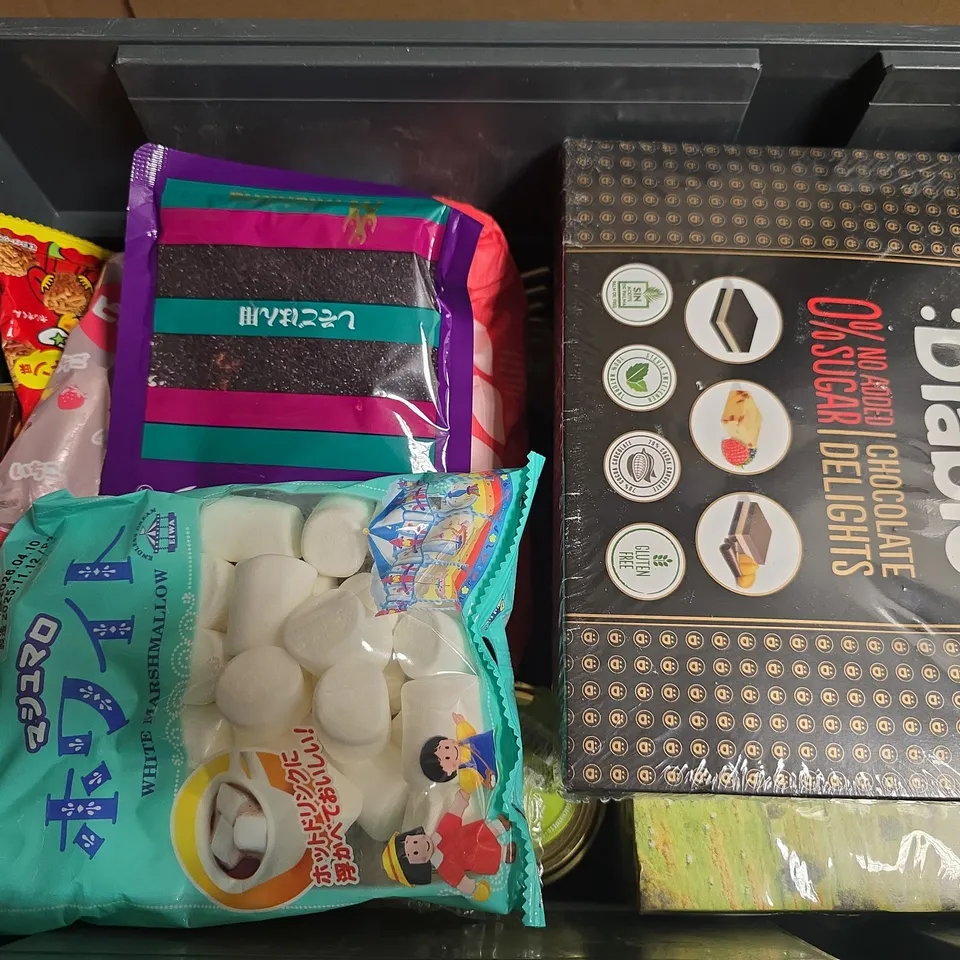 APPROXIMATELY 12 ASSORTED FOOD & DRINK ITEMS TO INCLUDE PLAIN FLOUR, DIABLO CHOCOLATE DELIGHTS, WHITE MARSHMALLOWS, ETC - COLLECTION ONLY