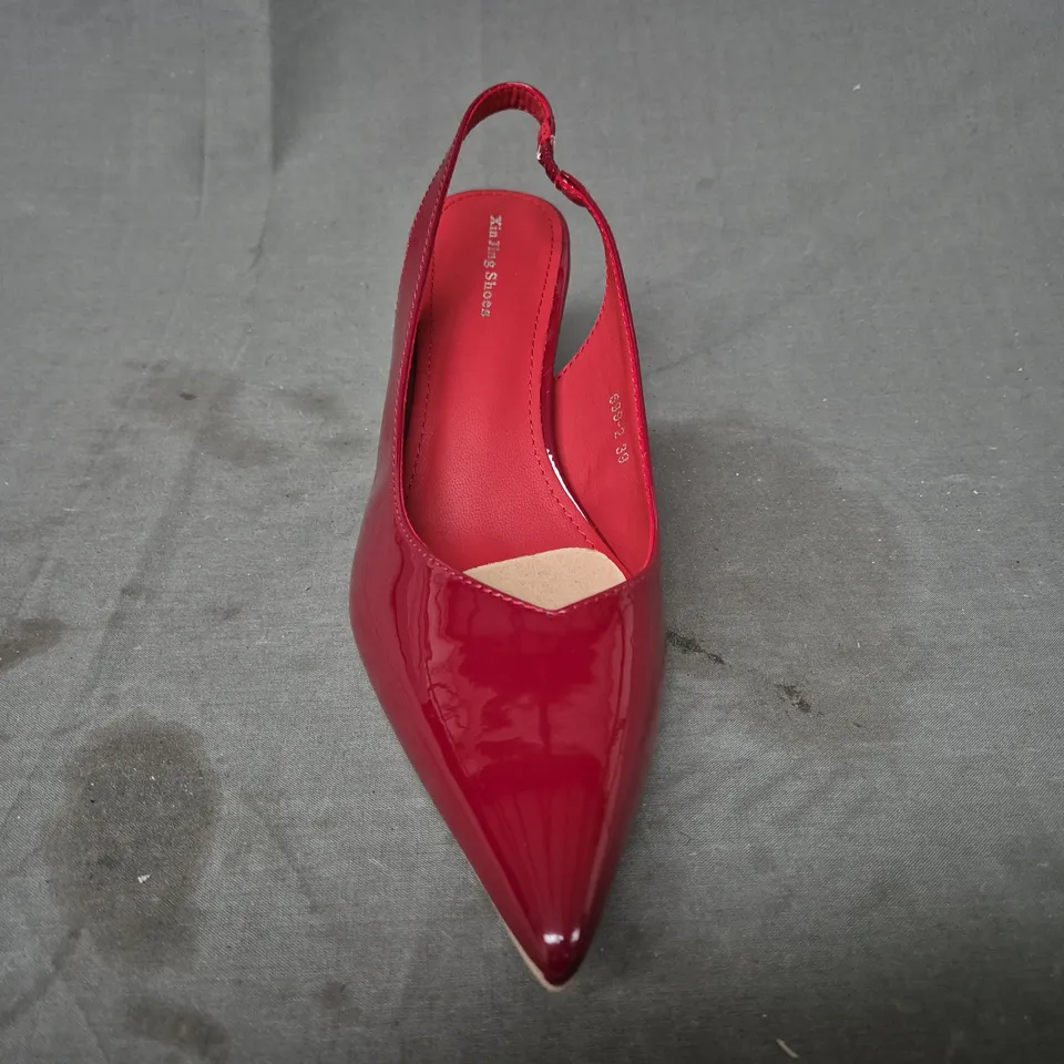 BOXED PAIR OF XIN JING POINTED TOE LOW HEEL SHOES IN RED EU SIZE 39