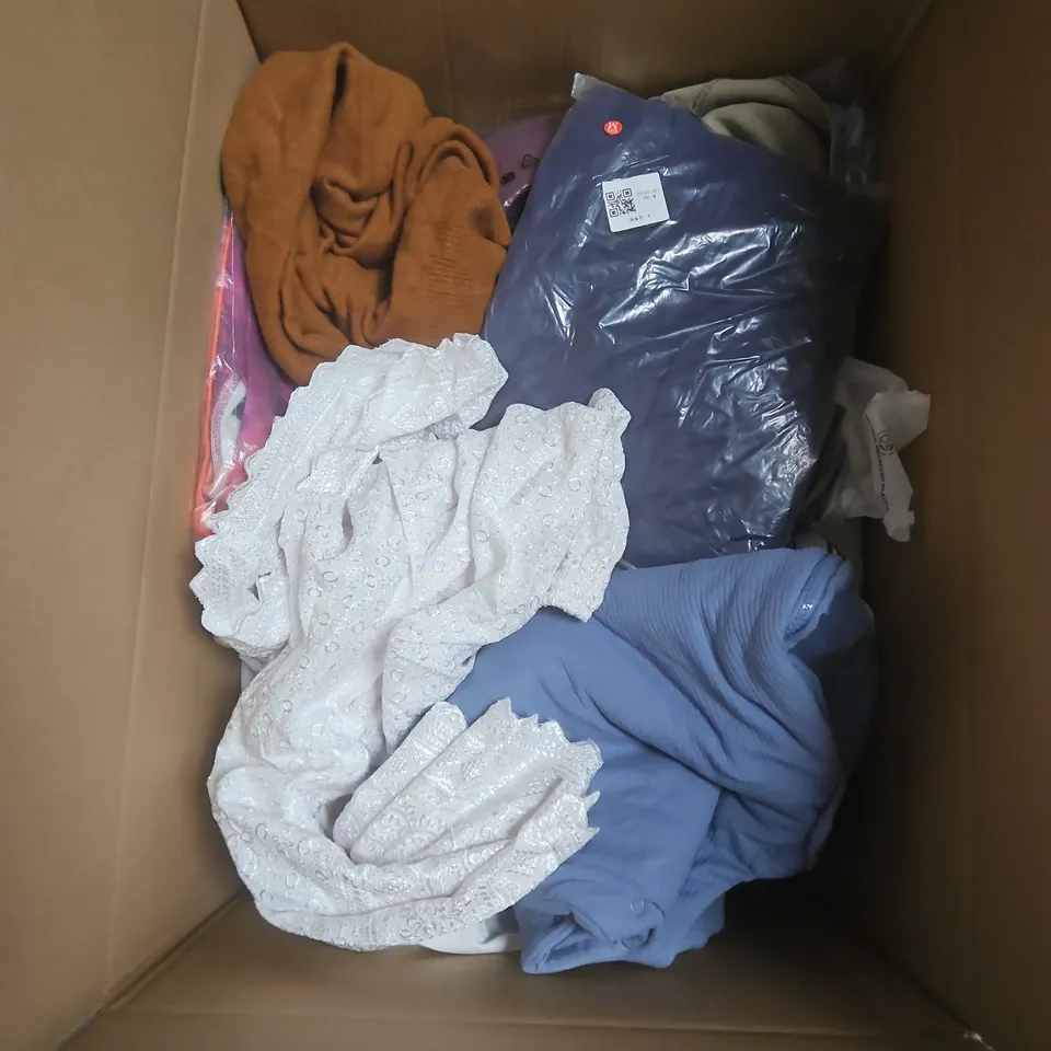 BOX CONTAINING A MIX OF APPROXIMATELY 25 ASSORTED CLOTHING ITEMS