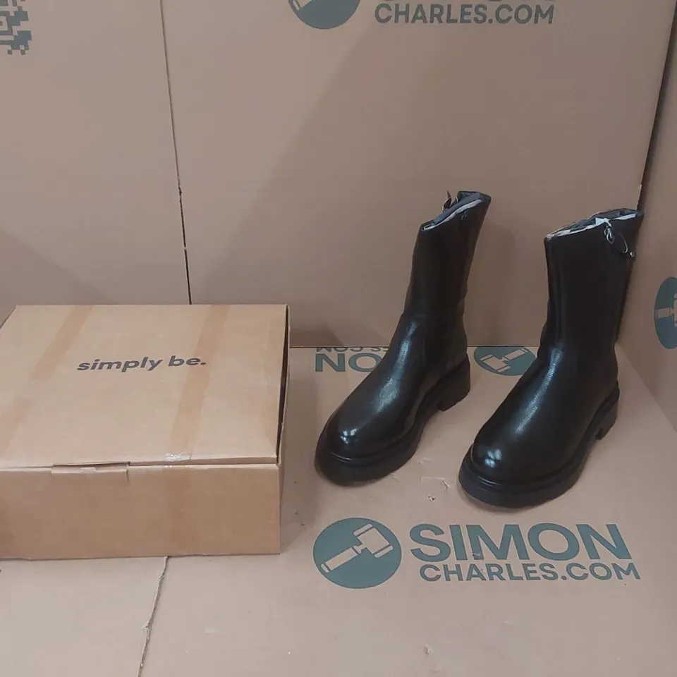 BOX CONTAINING APPROXIMATELY 5x BRAND NEW SIMPLY BE BREENER EXTRA WIDE BOOTS - SIZE 6