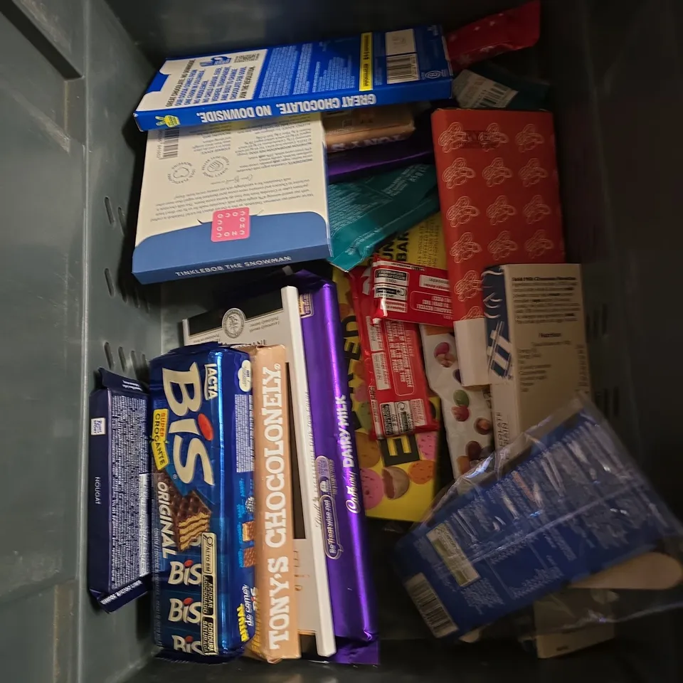 TOTE OF APPROXIMATELY 20 CONFECTIONERY ITEMS TO INCLUDE RHUBARB AND CUSTARD CANDY KITTENS, DAIRY MILK CARAMEL AND TONY'S CHOCOLONELY