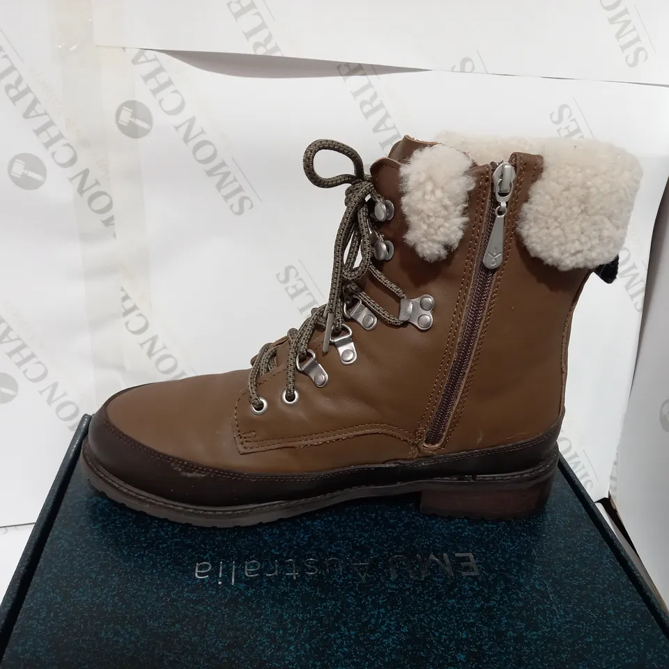 BOXED PAIR OF EMU OAK WINTER BOOTS - SIZE 8