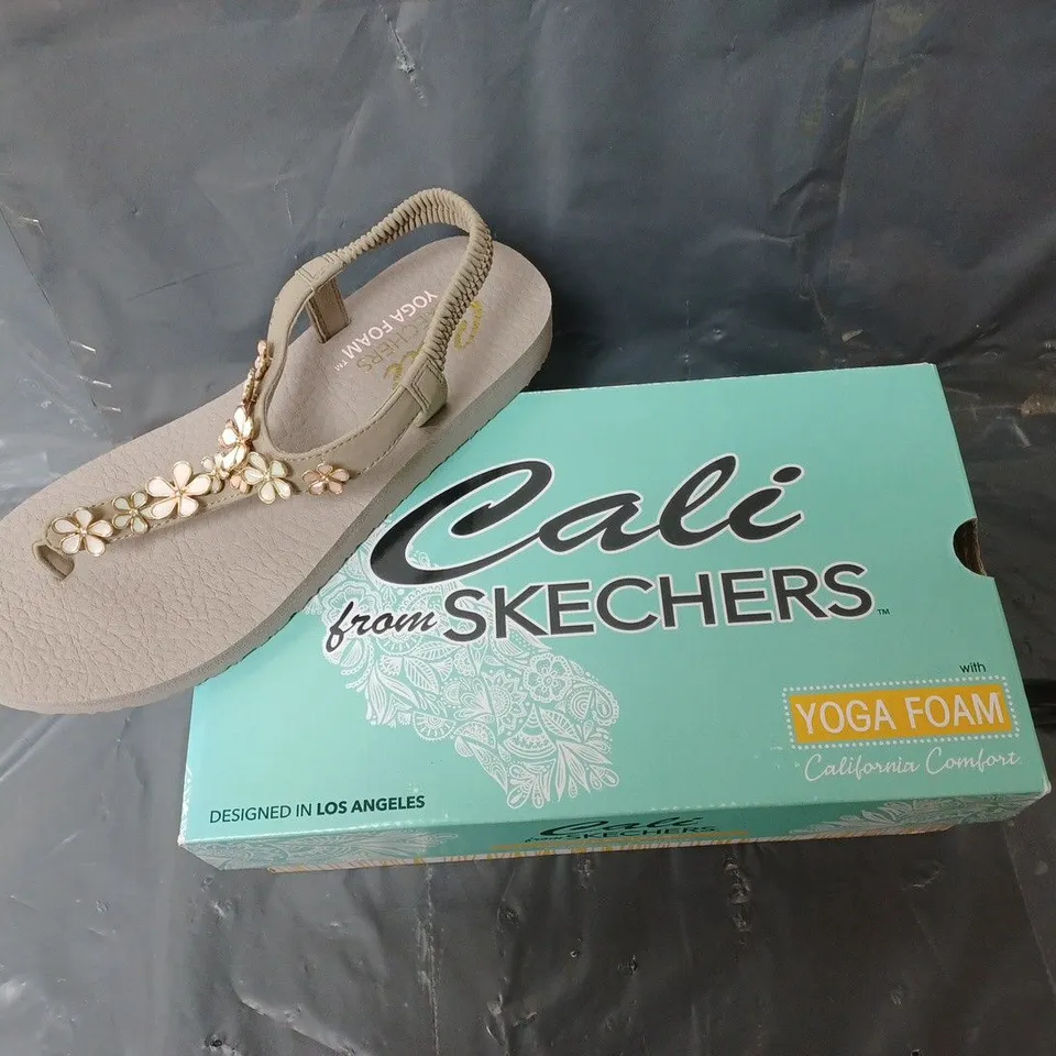 BOXED PAIR OF YOGA FOAM CALI SKECHERS SANDALS UK SIZE 7