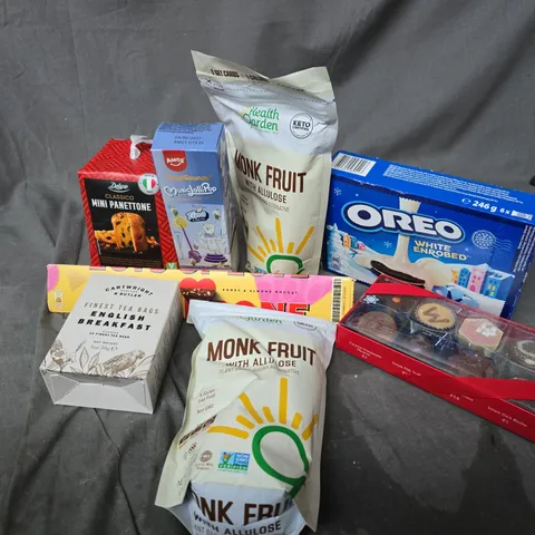 APPROXIMATELY 12 ASSORTED FOOD & DRINK ITEMS TO INCLUDE TOBLERONE, TEA BAGS, MONK FRUIT, ETC - COLLECTION ONLY