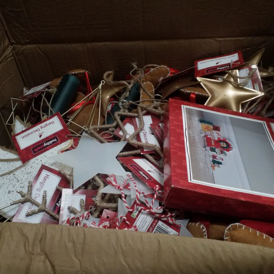 PALLET CONTAINING ASSORTED CHRISTMAS PRODUCTS & DECORATIONS INCLUDING POP UP ADVENT CALENDAR, CHRISTMAS AROMA SET, ELF DOOR KIT & HANGING DECORATIONS