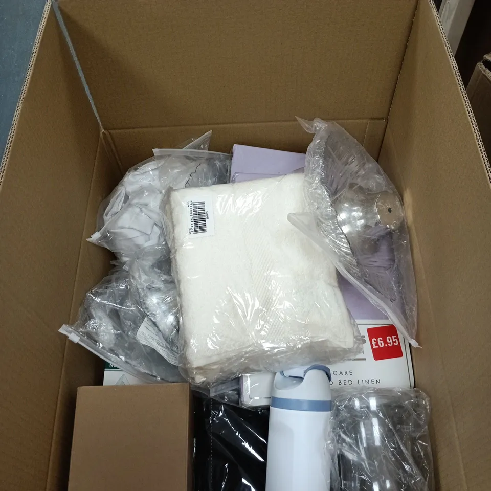 BOX OF APPROXIMATELY 20 ASSORTED HOUSEHOLD ITEMS TO INCLUDE CHRISTMAS ORNAMENT, WATER BOTTLE, FITTED SHEETS FOR DOUBLE BED, HAND TOWEL ETC