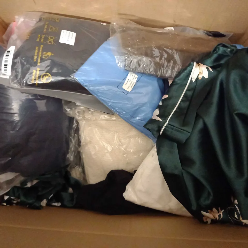 LARGE QUANTITY OF CLOTHING ITEMS TO INCLUDE DRESSES, SWEATERS, JEANS, T-SHIRTS, ETC