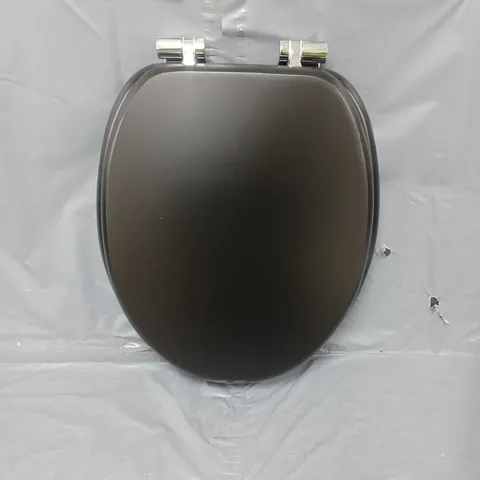 BOXED HOME SLOW CLOSE WOOD TOILET SEAT