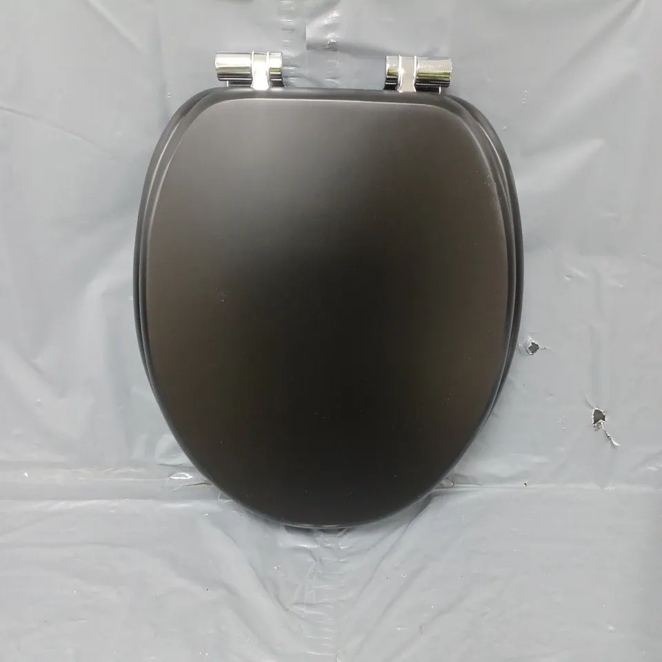BOXED HOME SLOW CLOSE WOOD TOILET SEAT