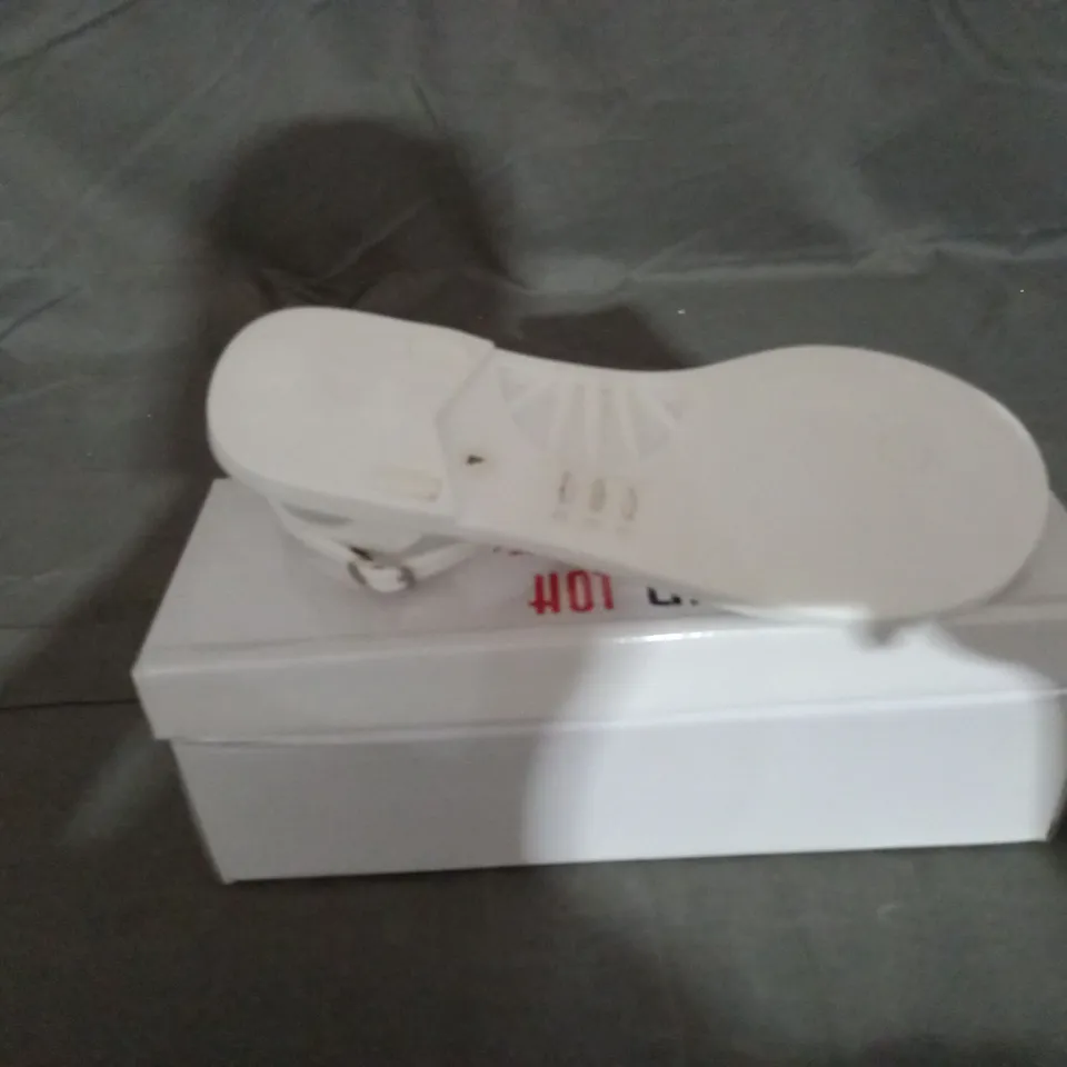 APPROXIMATELY 9 BOXED PAIRS OF HOT LIPS WHITE FLAT SANDALS IN VARIOUS SIZES TO INCLUDE SIZE 5  