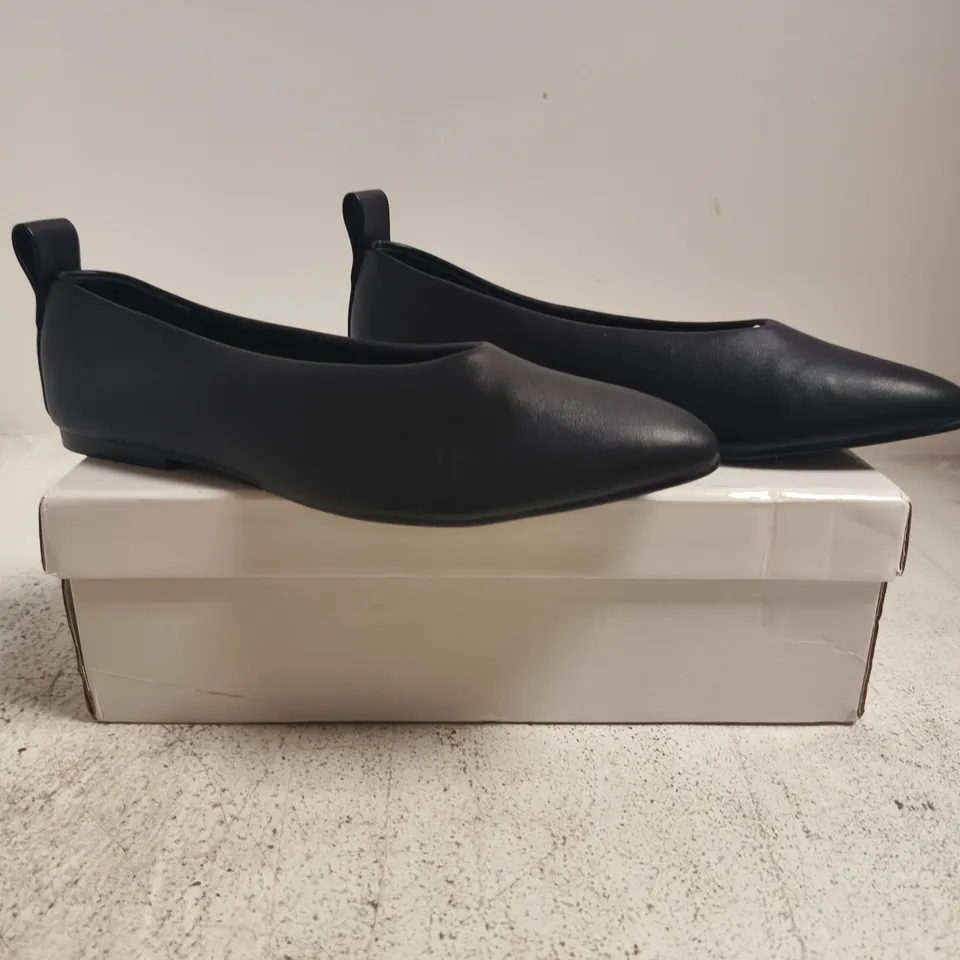 BOXED PAIR OF UNBRANDED SLIP-ON SHOES IN BLACK SIZE 4