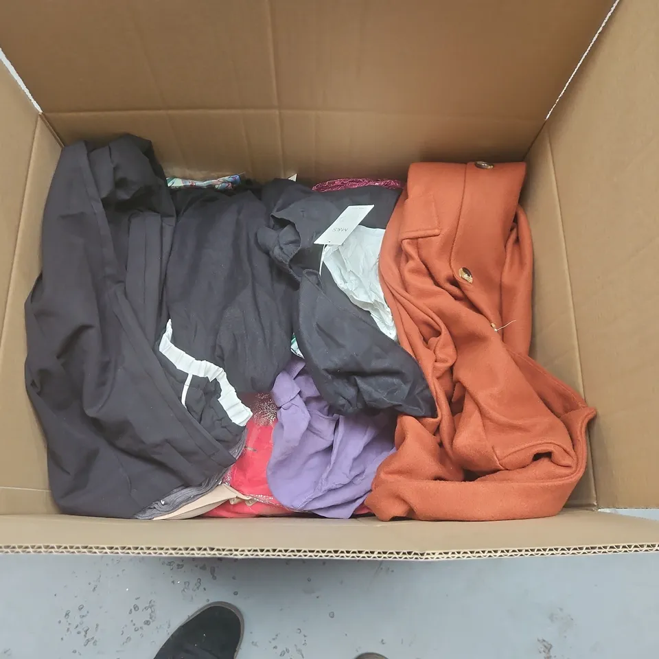 LARGE QUANTITY OF ASSORTED CLOTHING ITEMS TO INCLUDE UNDER ARMOUR, NEW COLLECTION AND OUTCAST - VARIOUS SIZES