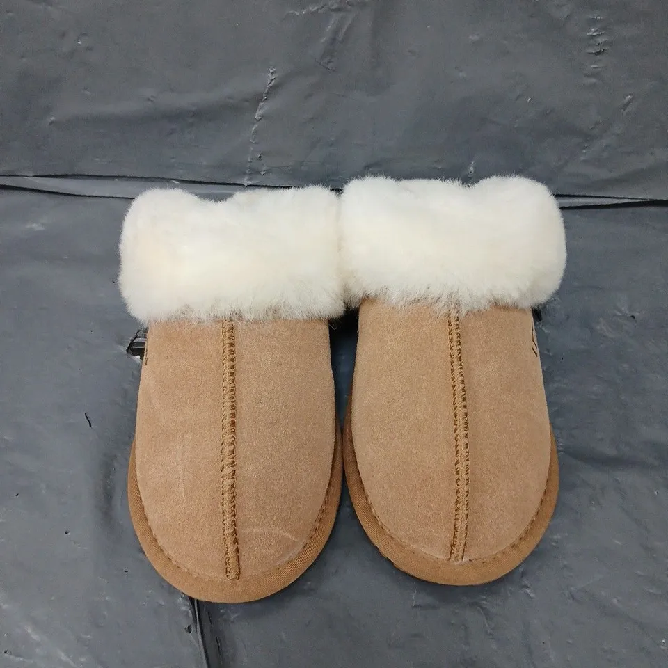 PAIR OF UGG SCUFFETTE SLIPPERS - 7.5