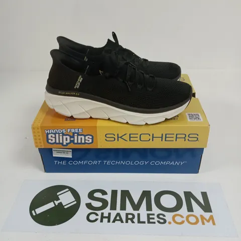 BOXED PAIR OF SKECHERS D'LUX WALKER 2.0 TRAINERS IN BLACK - UK 6