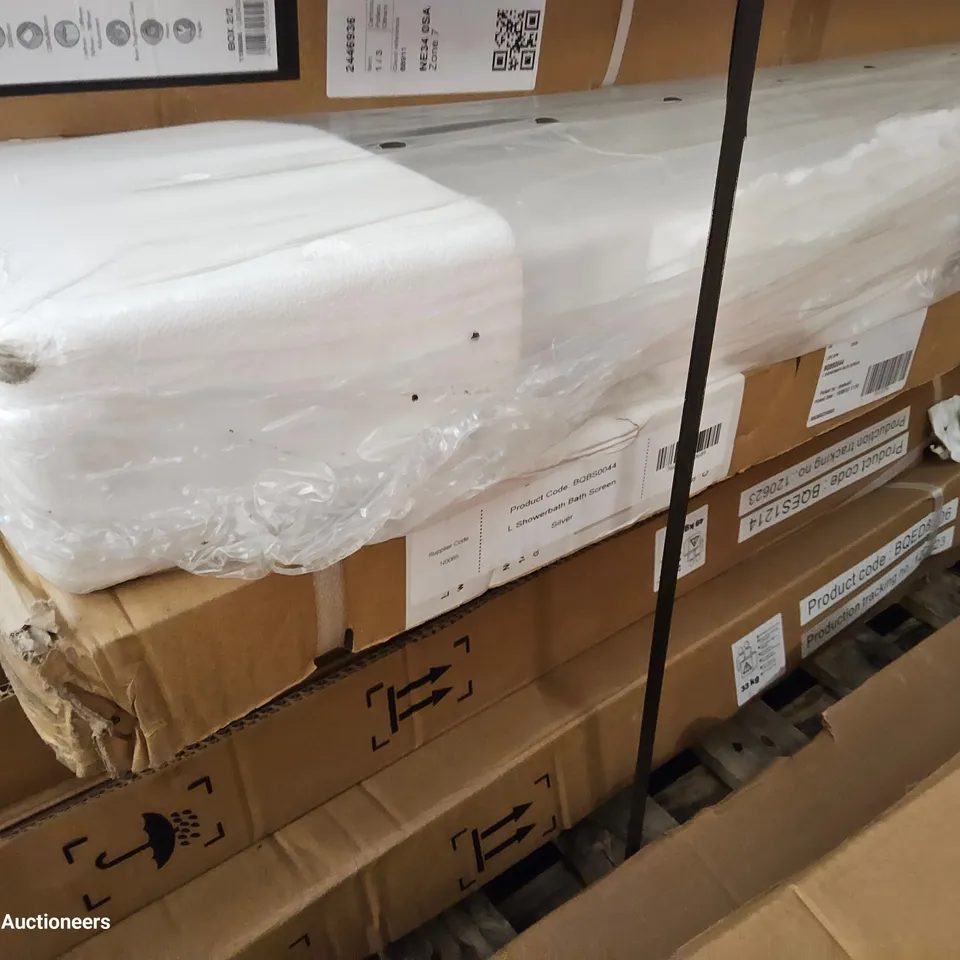 PALLET OF BATHROOM ITEMS, INCLUDING L SHAPED SHOWER BATH, SHOWER TRAYS, OFF SET QUADRANT 8 CUBICLE,