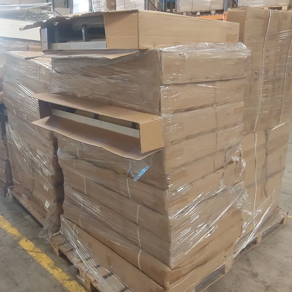 PALLET CONTAINING A LARGE QUANTITY SHOWER TRAYS WITH SHOWER ROOM PARTS