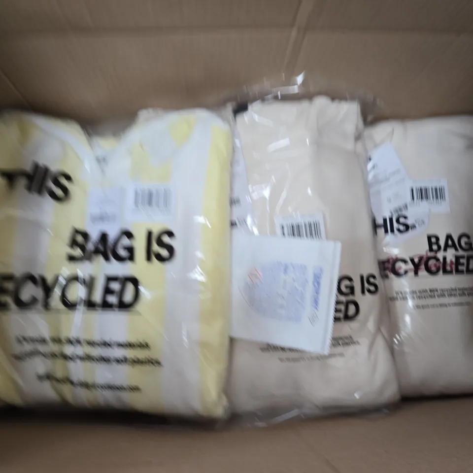 APPROXIMATELY 15 ASSORTED CLOTHING ITEMS IN VARIOUS SIZES, COLOURS & STYLES