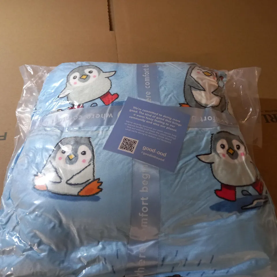OO PENGUIN DETAIL TEDDY BEAR THROW