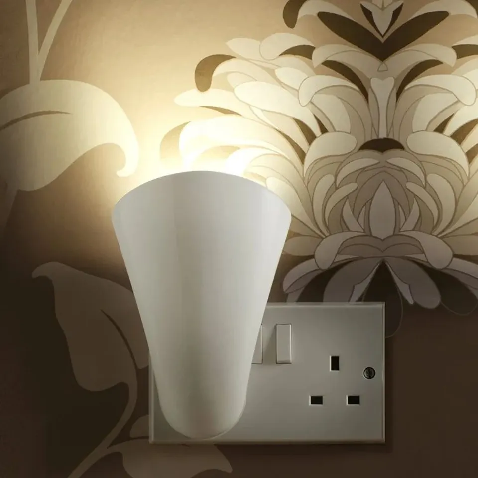 BOXED REDEKER PLASTIC PLUG-IN WALL SPOTLIGHT