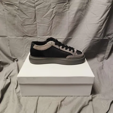 BOXED PAIR OF MENS CLEENS SHOES - SIZE UK 9.5
