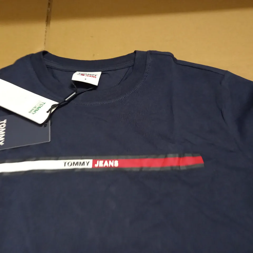TOMMY JEANS ESSENTIAL FLAG TEE - S