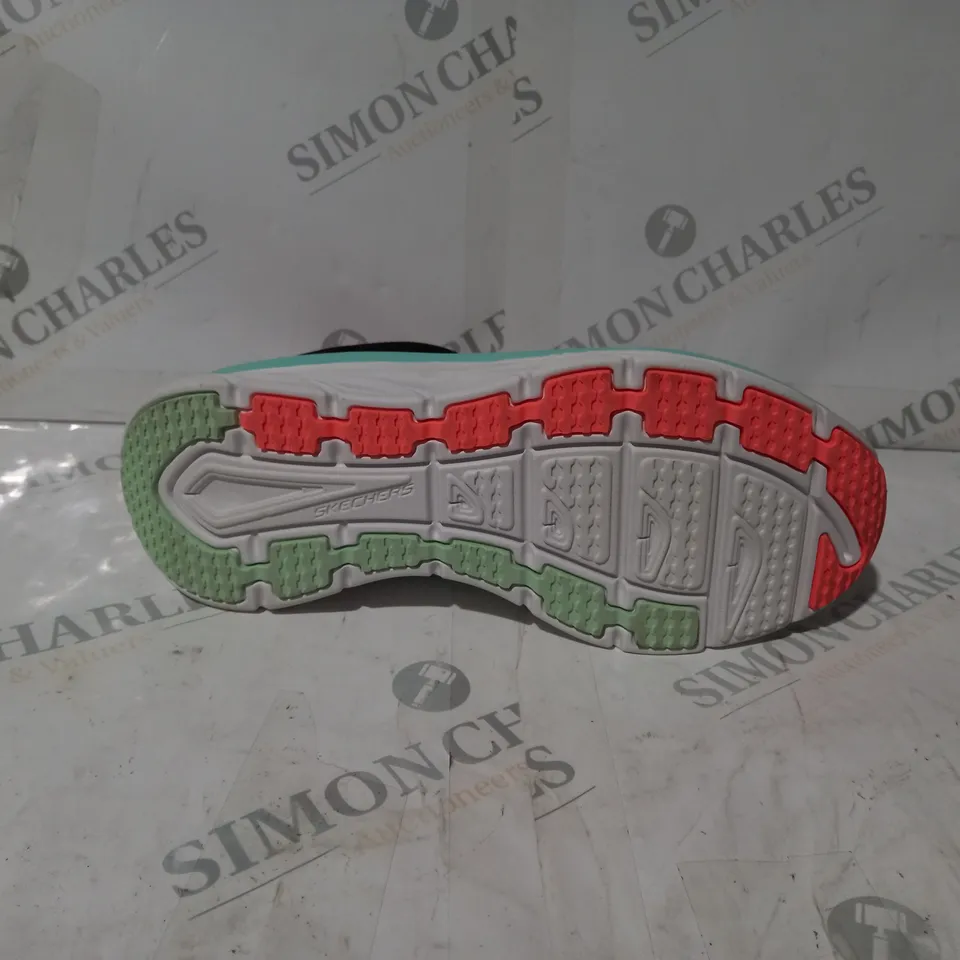 BOXED PAIR OF SKECHERS D'LUX-WALKER TRAINERS IN BLACK/MULTICOLOUR SIZE 5