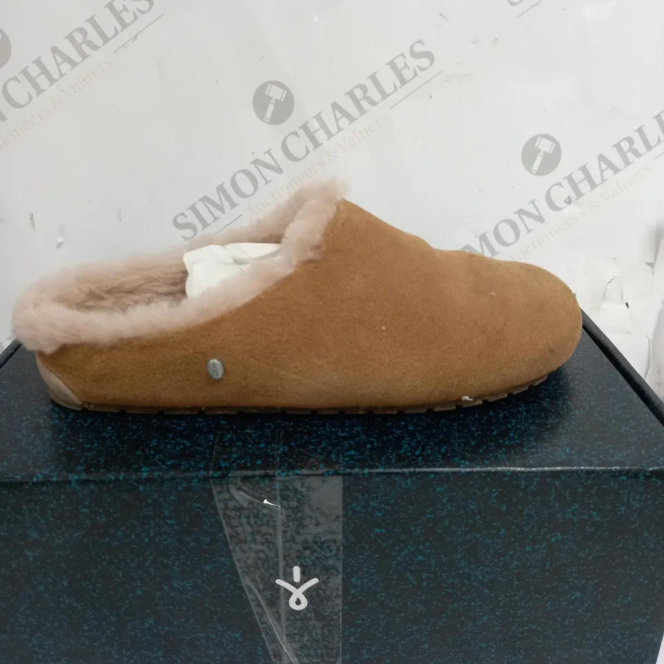 EMU AUSTRALIA MONCH CLOG CAMEL SIZE 5 - BOXED 