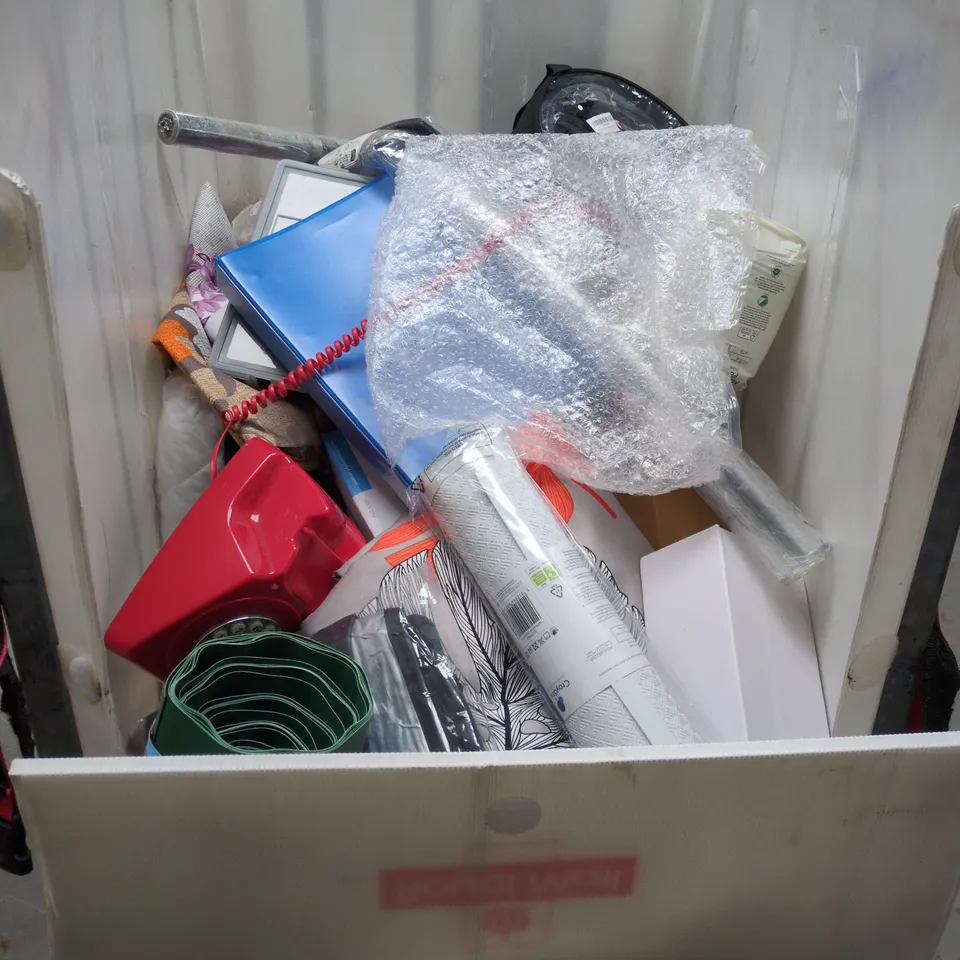 CAGE OF APPROXIMATELY 25 ASSORTED HOUSEHOLD ITEMS 