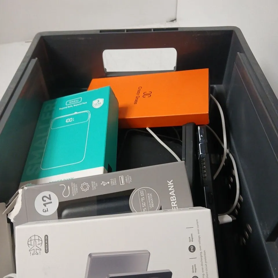 APPROXIMATELY 15 ASSORTED ITEMS INCLUDING POWER BANK AND MOBILE PHONE CASE