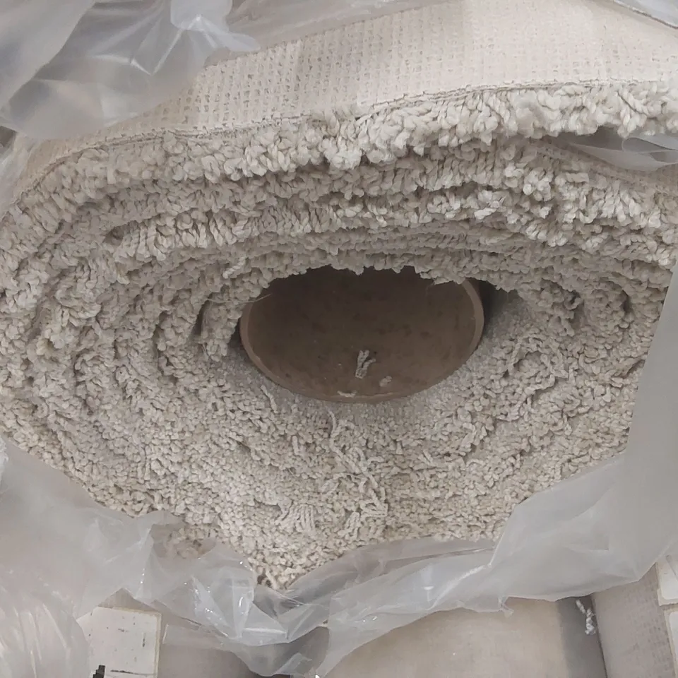 ROLL OF QUALITY ULTIMATE IMPRESSIONS PRECIOUS CARPET - APPROXIMATELY 4.6 x 4m