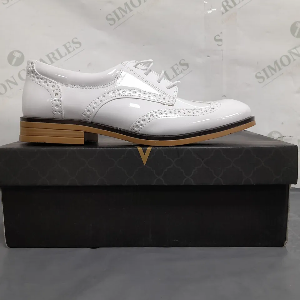 BOXED PAIR OF SIRRI LACE UP SHOES IN WHITE UK SIZE 2.5
