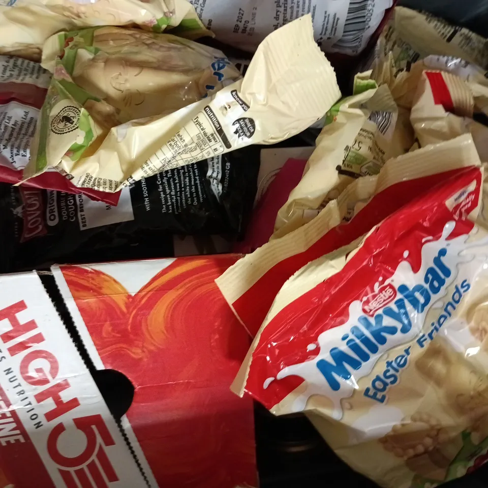 APPROXIMATELY 10 ASSORTED FOOD AND DRINK ITEMS TO INCLUDE JAKEMAN'S, LUCOZADE, ETC