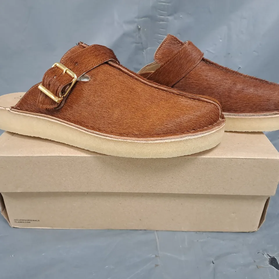 BOXED PAIR OF CLARKS ORIGINALS TREK MULES IN COLA SIZE UK 8