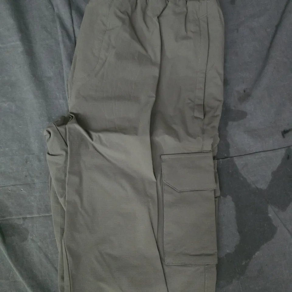 ARNE RELAXED FIT UTILITY CARGO PANTS IN OLIVE SIZE SMALL